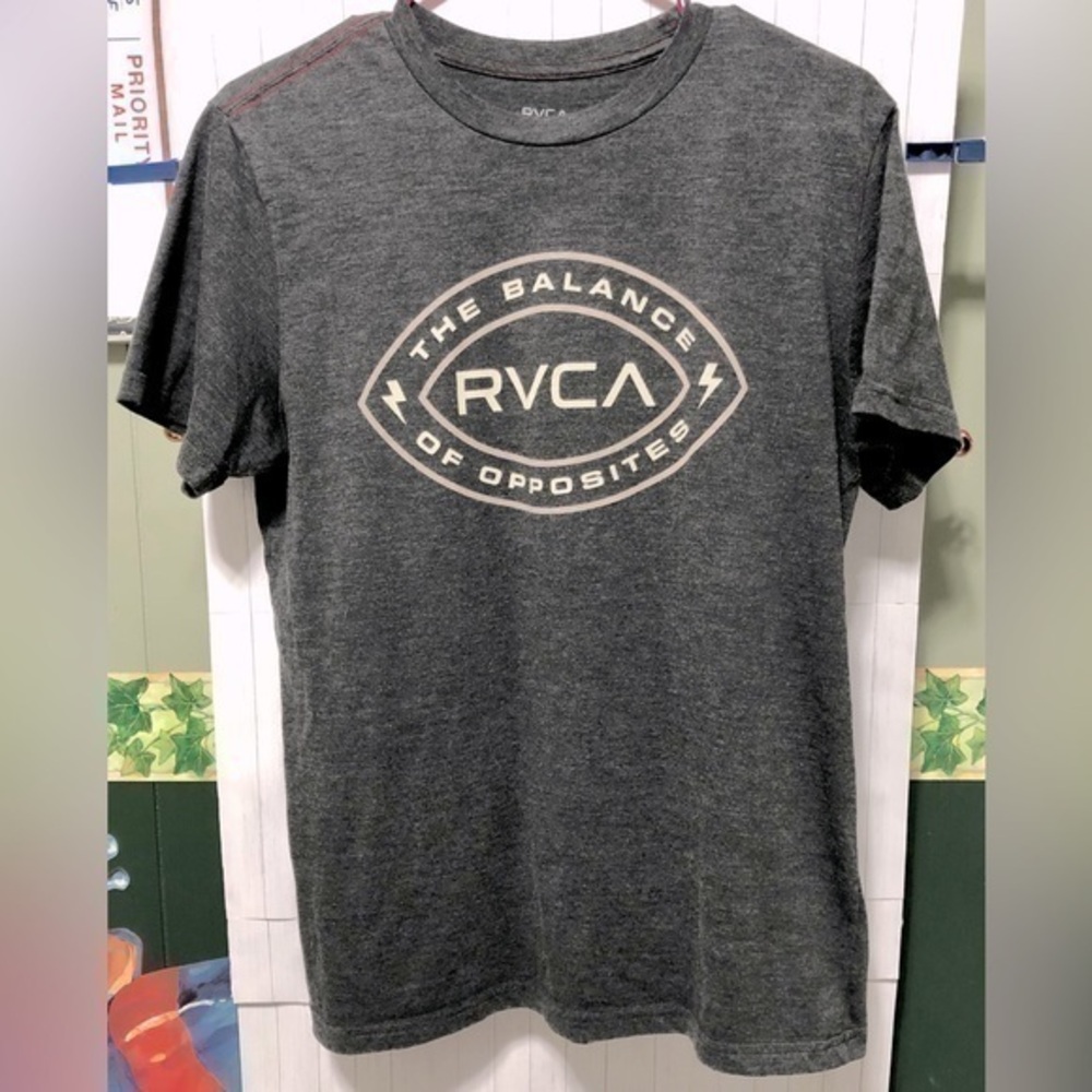 🍉RVCA dark gray “balance of opposites” cotton polyester blend T-shirt
